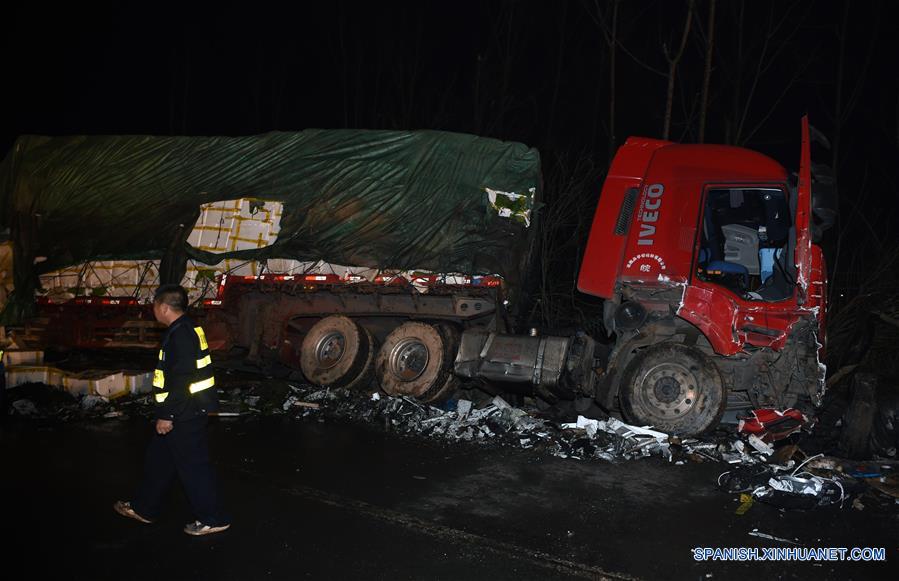 Un bombero trabaja en el lugar de la explosión en un tramo de la carretera que une Beijing a Hong Kong y Macao, en la ciudad de Yueyang, provincia de Hunan, centro de China, 20 de Marzo 2016.(Xinhua/Li Ga)