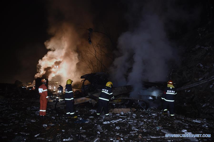 Un bombero trabaja en el lugar de la explosión en un tramo de la carretera que une Beijing a Hong Kong y Macao, en la ciudad de Yueyang, provincia de Hunan, centro de China, 20 de Marzo 2016.(Xinhua/Li Ga)