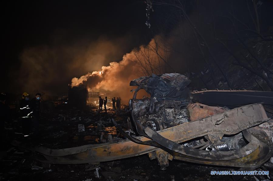 Un bombero trabaja en el lugar de la explosión en un tramo de la carretera que une Beijing a Hong Kong y Macao, en la ciudad de Yueyang, provincia de Hunan, centro de China, 20 de Marzo 2016.(Xinhua/Li Ga)