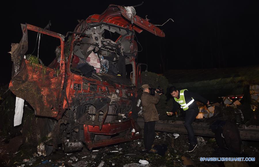 Un bombero trabaja en el lugar de la explosión en un tramo de la carretera que une Beijing a Hong Kong y Macao, en la ciudad de Yueyang, provincia de Hunan, centro de China, 20 de Marzo 2016.(Xinhua/Li Ga)