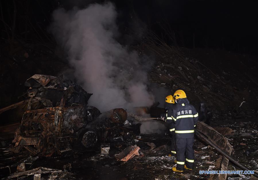 Un bombero trabaja en el lugar de la explosión en un tramo de la carretera que une Beijing a Hong Kong y Macao, en la ciudad de Yueyang, provincia de Hunan, centro de China, 20 de Marzo 2016.(Xinhua/Li Ga)