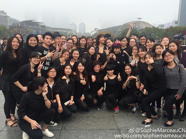 Sophie Marceau baila en una plaza de Guangzhou