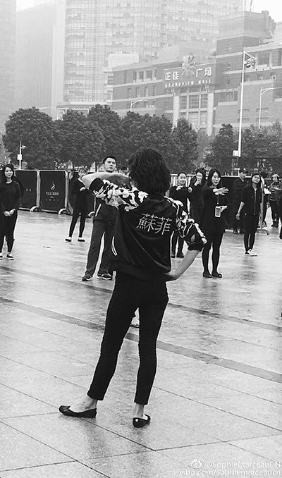 Sophie Marceau baila en una plaza de Guangzhou