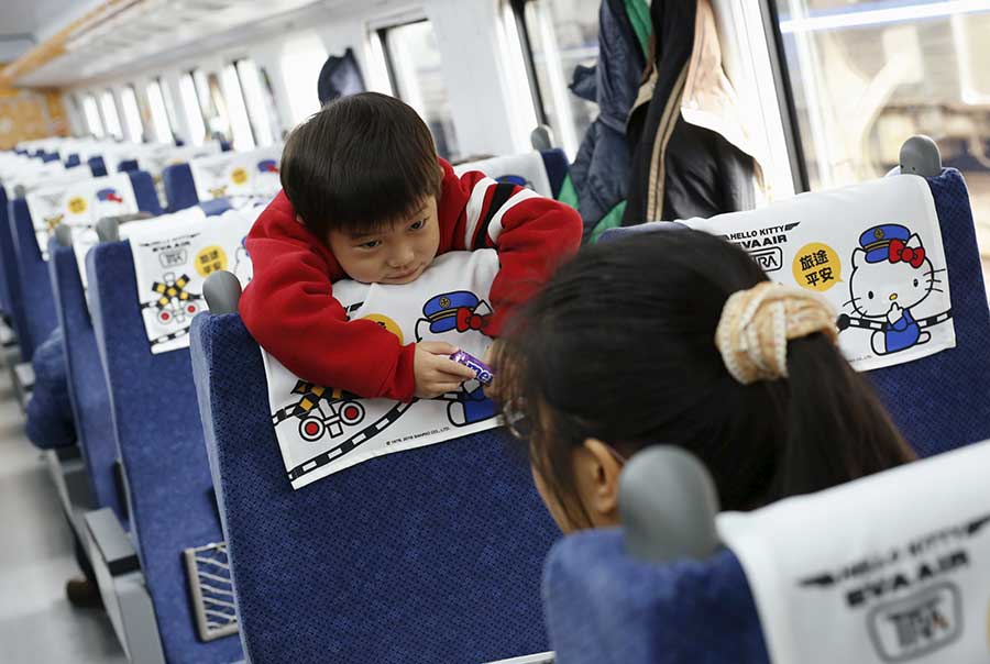 Dos ni?os juegan en el tren Taroko Express con temática de Hello Kitty en Taipei, el 21 de marzo de 2016. [Foto/Agencias]