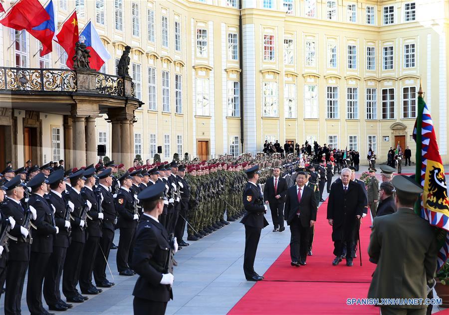 El presidente de China, Xi Jinping conversa con el presidente checo, Milos Zeman en Praga, República Checa, 29 de marzo de 2016. (Xinhua / Liu Weibing)