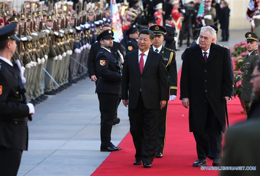 El presidente de China, Xi Jinping conversa con el presidente checo, Milos Zeman en Praga, República Checa, 29 de marzo de 2016. (Xinhua / Liu Weibing)