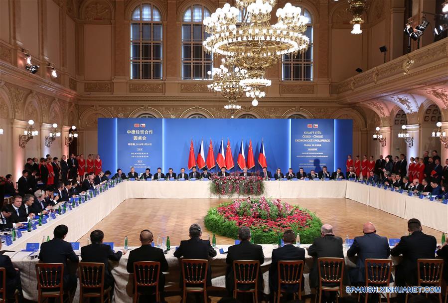 El presidente de China, Xi Jinping, y su homólogo checo Milos Zeman asisten a la mesa redonda económica de China y la República Checa en Praga, República Checa, 30 de marzo de 2016. (Xinhua / Ju Peng)