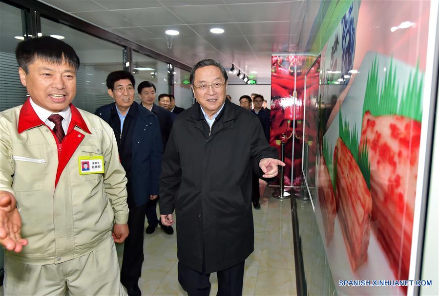 Yu Zhengsheng, presidente del Comité Nacional de la Conferencia Consultiva Política del Pueblo Chino (CCPPCh), habla con los aldeanos locales de la etnia coreana en Helong, provincia de Jilin, noreste de China, 29 de marzo de 2016. Yu, hizo una visita de inspección en Jilin, del 28 al 30 de marzo . (Xinhua / Li Tao)