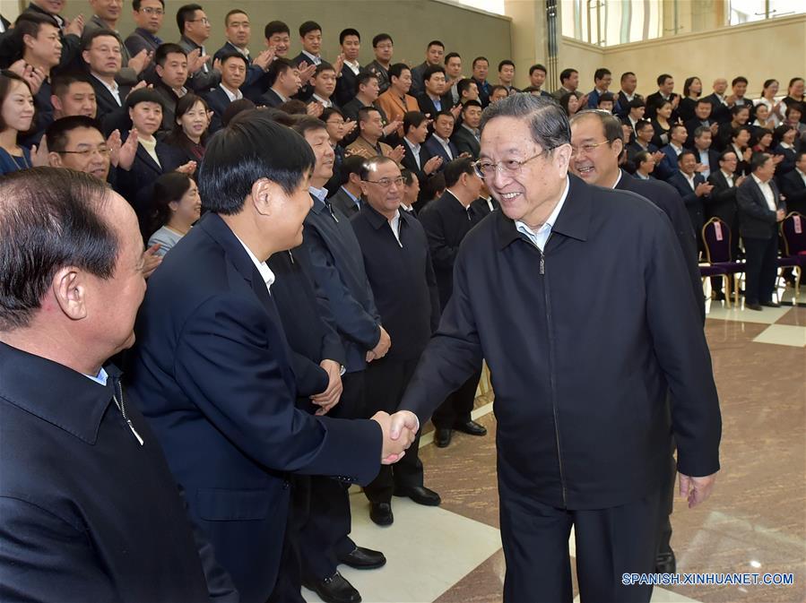 Yu Zhengsheng, presidente del Comité Nacional de la Conferencia Consultiva Política del Pueblo Chino (CCPPCh), habla con los aldeanos locales de la etnia coreana en Helong, provincia de Jilin, noreste de China, 29 de marzo de 2016. Yu, hizo una visita de inspección en Jilin, del 28 al 30 de marzo . (Xinhua / Li Tao)