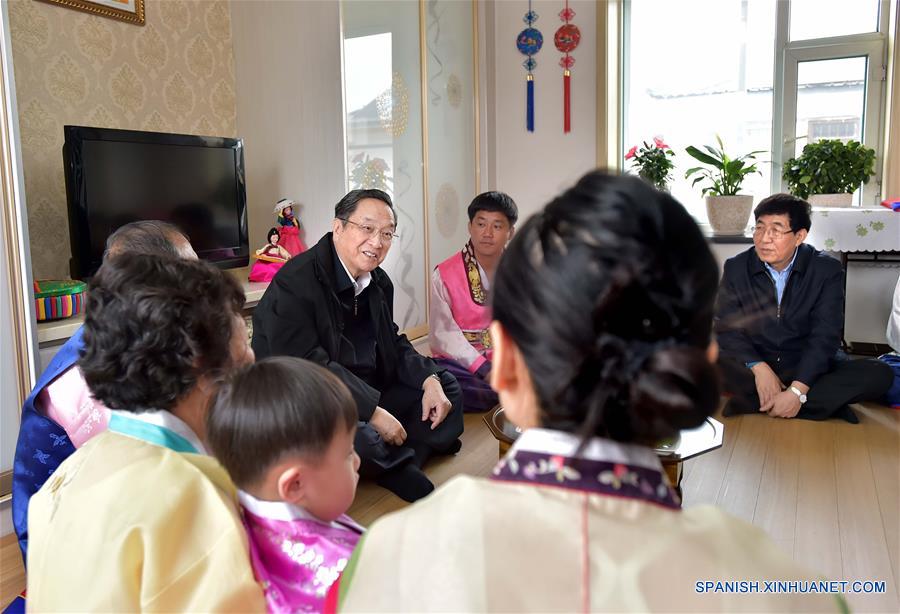 Yu Zhengsheng, presidente del Comité Nacional de la Conferencia Consultiva Política del Pueblo Chino (CCPPCh), habla con los aldeanos locales de la etnia coreana en Helong, provincia de Jilin, noreste de China, 29 de marzo de 2016. Yu, hizo una visita de inspección en Jilin, del 28 al 30 de marzo . (Xinhua / Li Tao)