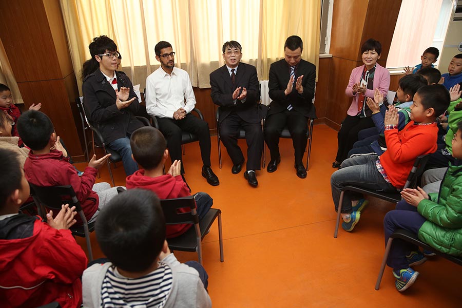 El presidente ejecutivo de Google, Sundar Pichai, interactua con los ni?os de la Escuela Go Nie Weiping en Beijing, el 31 de marzo de 2016. [Foto de China Daily]