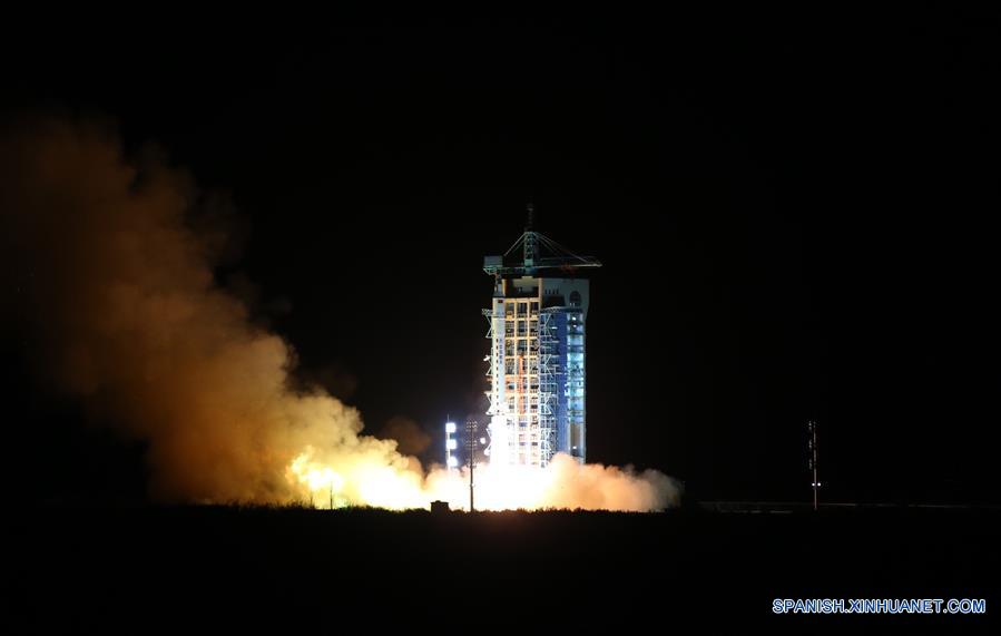 Un cohete Gran Marcha 2-D trasladando al satélite SJ-10, despega en el Centro de Lanzamiento de Satélites de Jiuquan, en la provincia de Gansu, en el noroeste de China, el 6 de abril de 2016. En las primeras horas del miércoles, China envió al espacio un satélite de investigación científica recuperable en un nuevo intento por ayudar a los científicos en la Tierra a estudiar la microgravedad y sus efectos biológicos. (Xinhua/Jin Liwang)