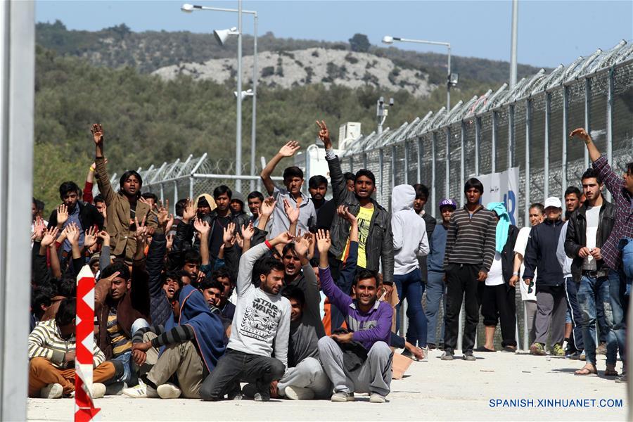 Migrantes en isla griega de Lesbos protestan por deportaciones a Turquía