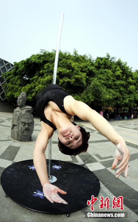 El baile de barra llega a 
las calles de Chengdu
