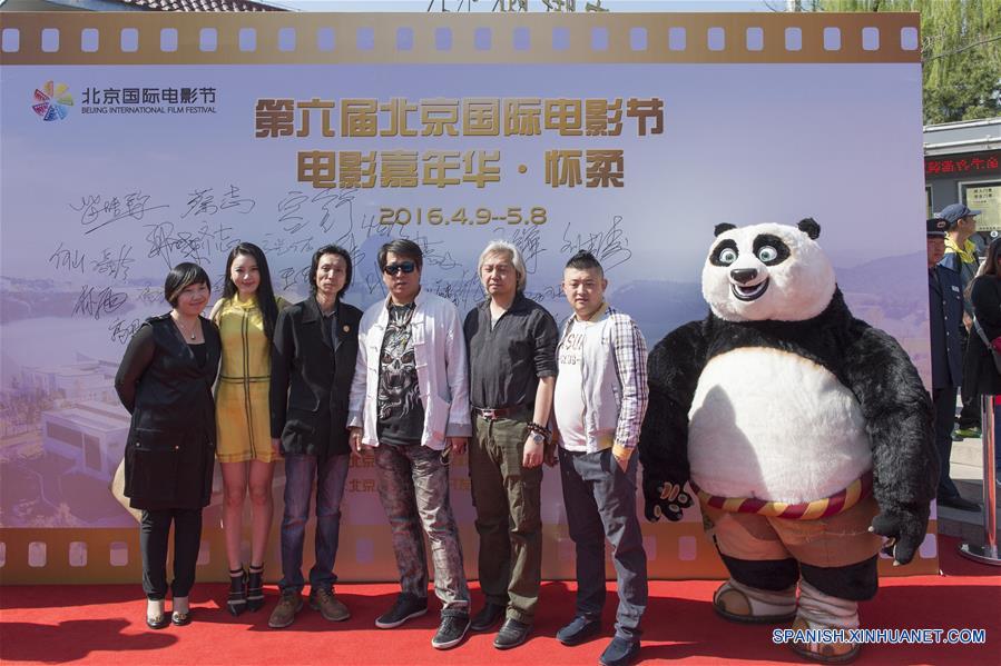  BEIJING, 9 abr (Xinhua) -- Invitados de honor posan durante la ceremonia de inauguración del carnaval fílmico del Sexto Festival Internacional de Cine de Beijing, en Beijing, capital de China, el 9 de abril de 2016. El carnaval comenzó en el distrito Huairou de Beijing el sábado. (Xinhua/Chen Yichen)