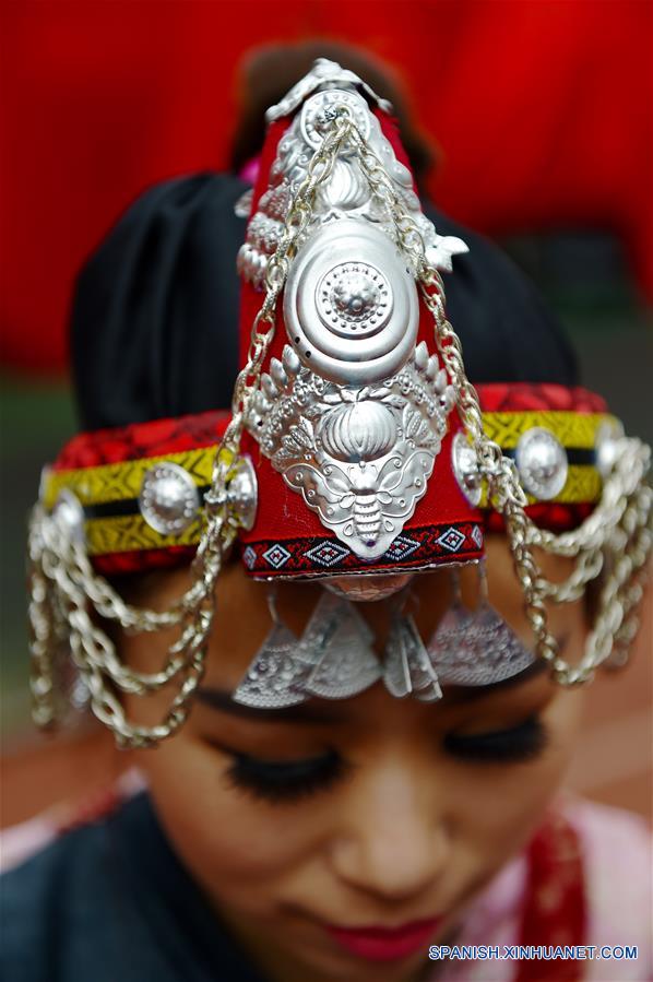 Una modelo usa un sombrero del grupo étnico She, durante un festival cultural local en Fu'an, en la provincia de Fujian, en el sureste de China, el 9 de abril de 2016. (Xinhua/Jiang Kehong)