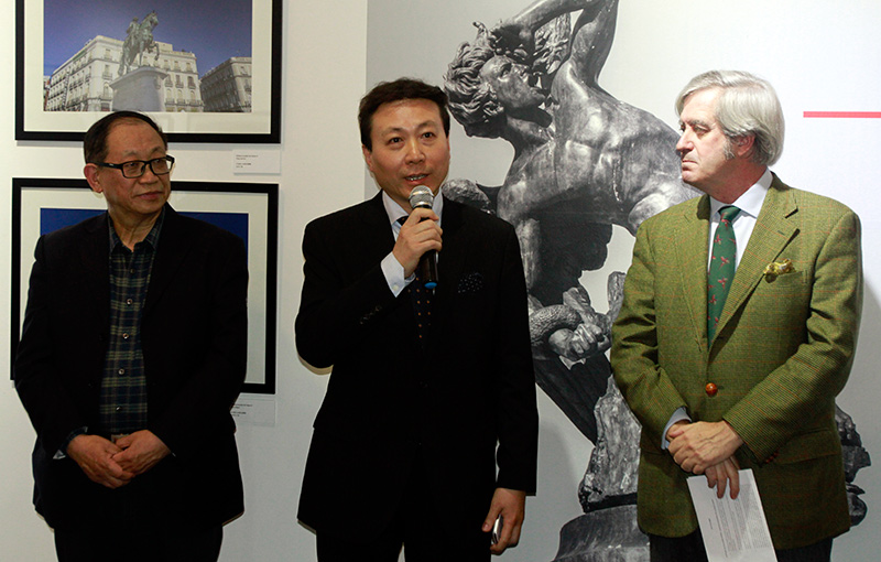 Liu Hong, director del Centro Internacional de Intercambio Cultural de China con el Extranjero, intervino durante la inauguración de la exposición “Inmortales de Madrid”. Le acompa?an (a la izquierda) el Sr. Manuel Valencia, embajador de Espa?a en China y (a la derecha) el profesor Zeng Yi, curador de la muestra. (Foto: YAC)