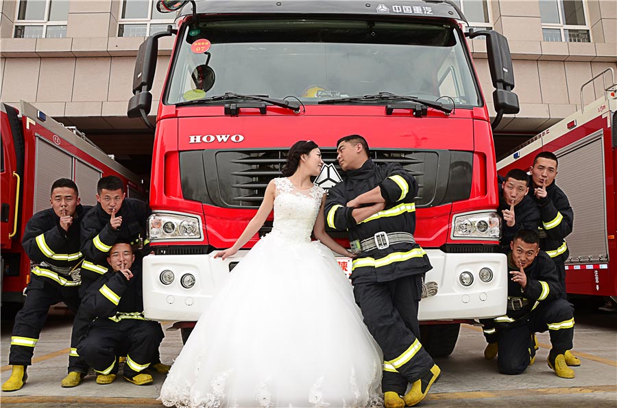 Celebran una boda inolvidable en una estación de bomberos de Xi′an