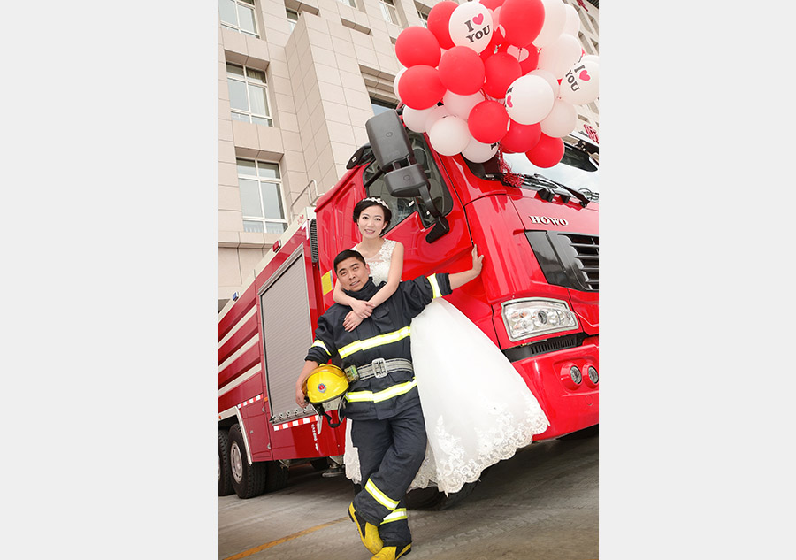 Celebran una boda inolvidable en una estación de bomberos de Xi′an