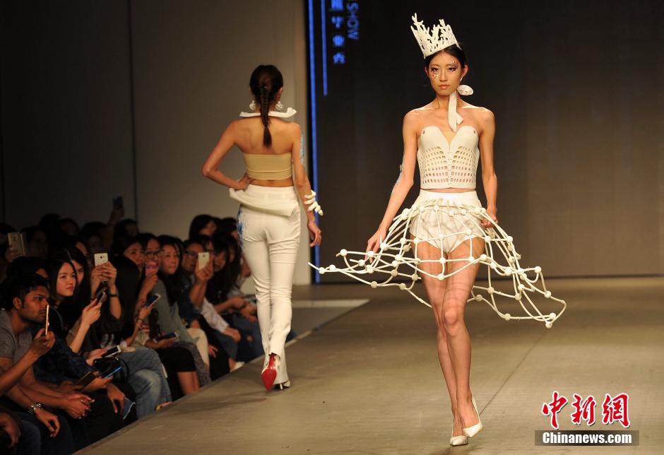 Universitarios dise?an ropa con impresión 3D para el desfile T-stage Show