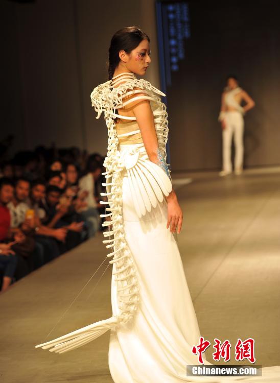 Universitarios dise?an ropa con impresión 3D para el desfile T-stage Show