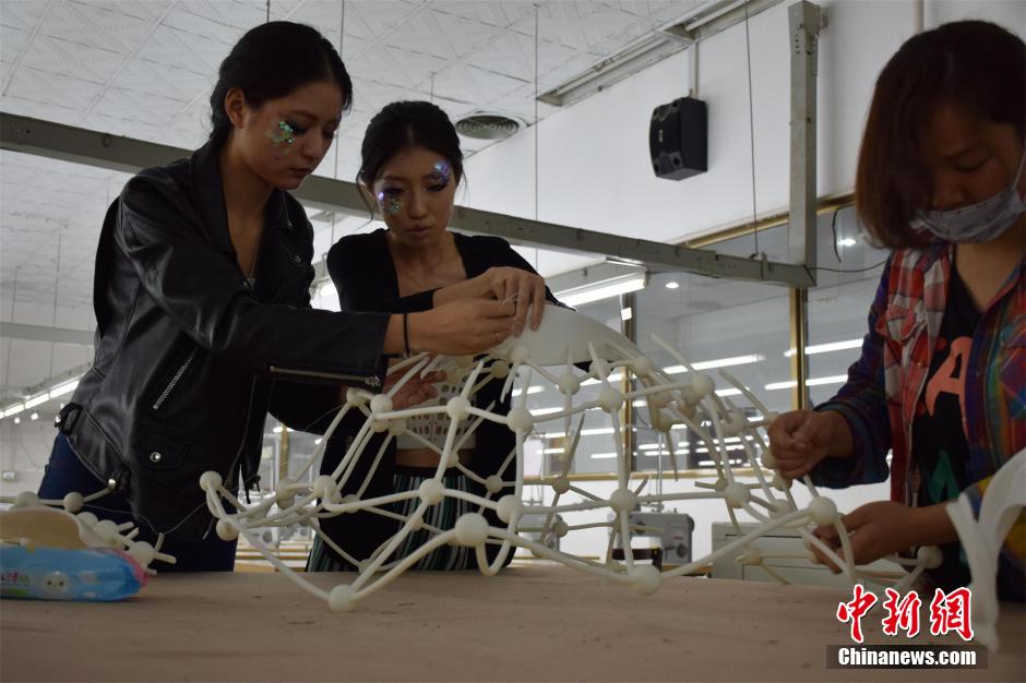 Universitarios dise?an ropa con impresión 3D para el desfile T-stage Show