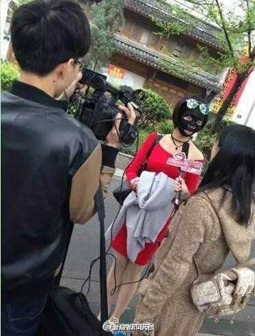 Una mujer “enmascarada” viaja en el metro de Ningbo