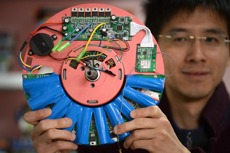 Sun Huangmin muestra el interior del dispositivo en su estudio en la ciudad de Nanchang, provincia de Jiangxi. El 17 de abril de 2016. [Foto/Xinhua]