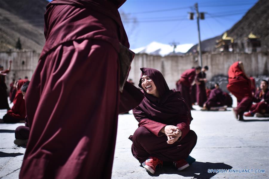 Monjes realizando doctrinas budistas tibetanas en el Monasterio Labu