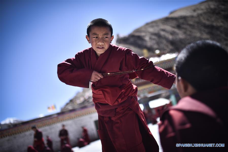 Monjes realizando doctrinas budistas tibetanas en el Monasterio Labu