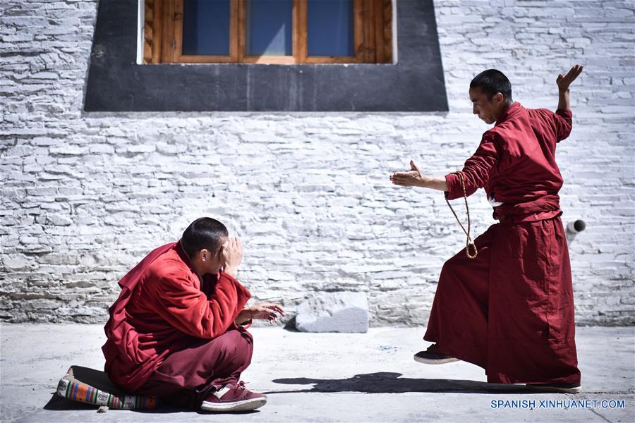 Monjes realizando doctrinas budistas tibetanas en el Monasterio Labu