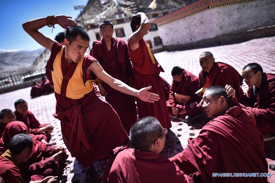 Monjes realizando doctrinas budistas tibetanas en el Monasterio Labu