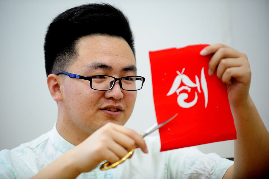 Zhao Congzuo ocupado con su trabajo en la provincia de Liaoning, Shenyang, el 19 de abril de 2016. [Foto/VCG]