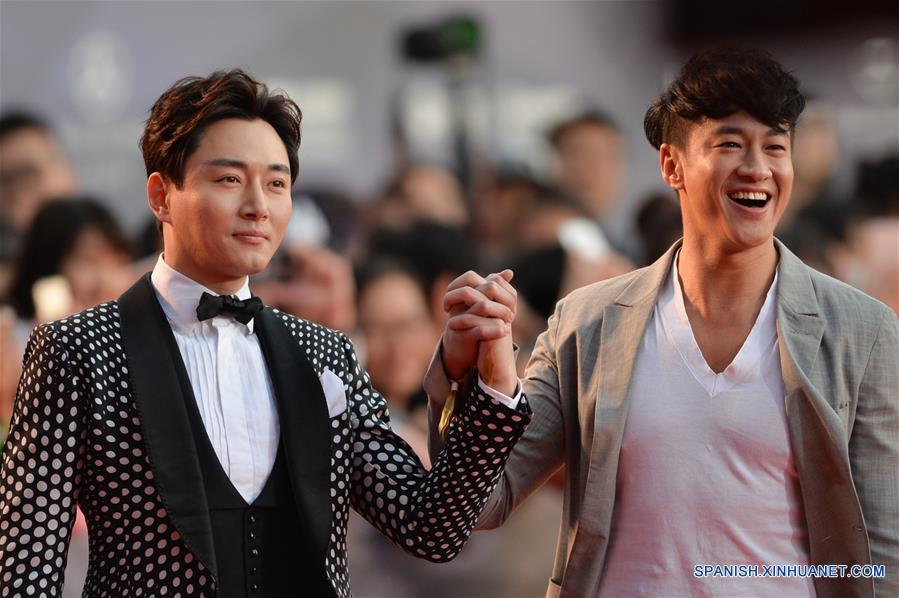 Los actores Li Dongxue (i), y Peter Ho (d), posan en la alfombra roja durante la ceremonia de clausura del VI Festival Internacional de Cine de Beijing (BJIFF, por sus siglas en inglés), en Beijing, capital de China, el 23 de abril de 2016. (Xinhua/Chen Bin)