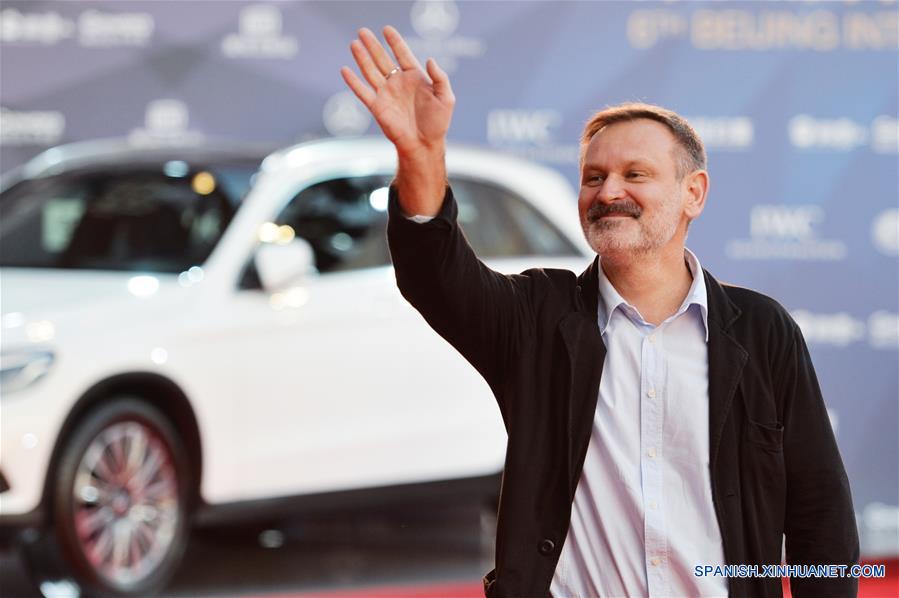 El dirctor Sergey Mokritskiy, saluda en la alfombra roja durante la ceremonia de clausura del VI Festival Internacional de Cine de Beijing (BJIFF, por sus siglas en inglés), en Beijing, capital de China, el 23 de abril de 2016. (Xinhua/Chen Bin)