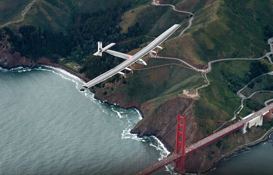 El avión solar 'Impulse' llega a San Francisco tras atravesar el Pacífico