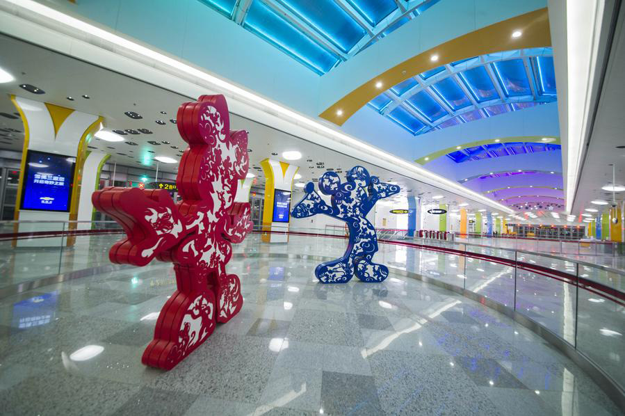 Foto del interior de la estación de metro del resort de Disney en la línea 11, también decorada con figuras de dibujos animados de Disney, que entrará en operación de prueba el martes por la ma?ana. [Foto/Chinanews.com]