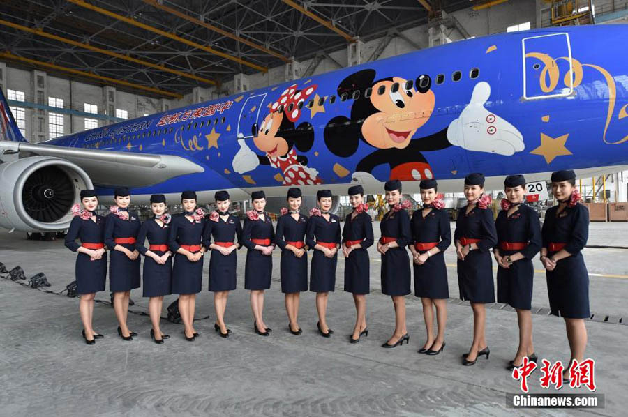 Un avión con temática de Shanghai Disney ha hecho su primera aparición en Shanghai el 25 de abril de 2016. El avión, operado por China Eastern Airlines, está pintado de azul con dos figuras gigantes de Mickey y Minnie Mouse. Más aviones con temática de Disney divertirán en un futuro próximo a los visitantes que lleguen a la ciudad. El parque temático Disneyland Shanghai abrirá sus puertas el 16 de junio. [Foto/Chinanews.com]