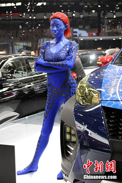 Azafata en la Expo Internacional de Automóvil de Beijing vestida de Mystique