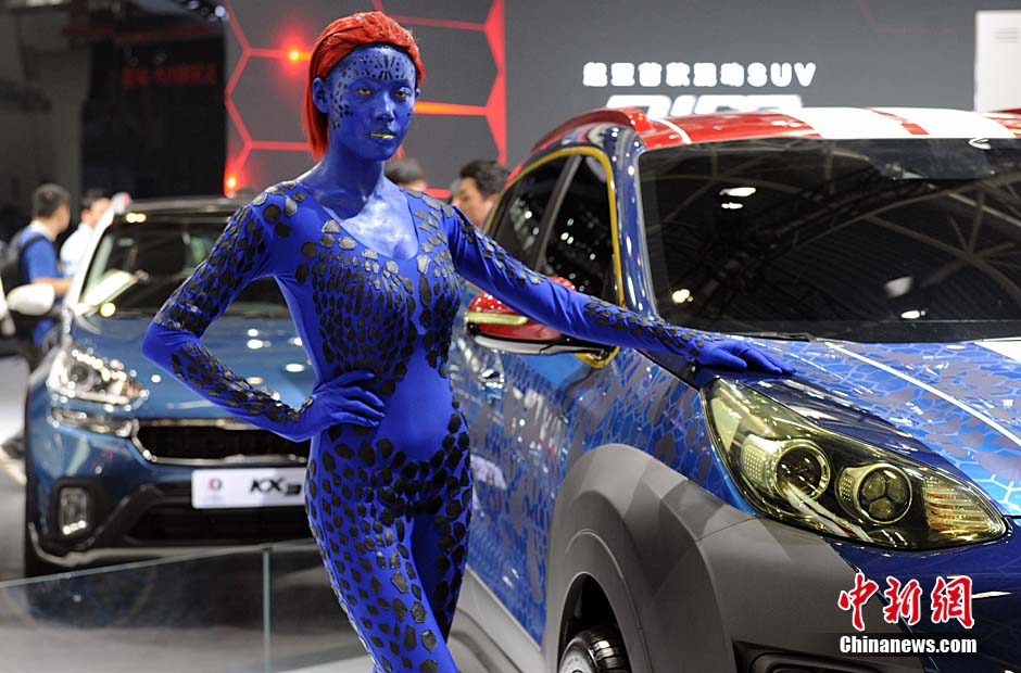 Azafata en la Expo Internacional de Automóvil de Beijing vestida de Mystique