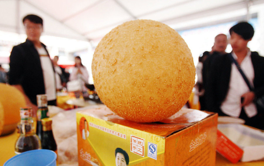 Bola de arroz glutinoso frito del tama?o de un balón de baloncesto. 