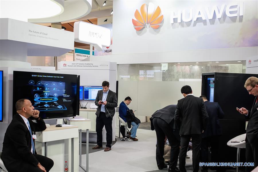 HANOVER, abril 26, 2016 (Xinhua) -- Empleados descansan en el estand de Huawei de la Feria de Hanover 2016, en Hanover, Alemania, el 26 de abril de 2016. Más de 5,200 expositores de más de 70 países y regiones asistieron a la feria. El tema de la Feria de Hanover 2016 es "Industria Integrada -- Descubrir Soluciones". (Xinhua/Zhang Fan) 