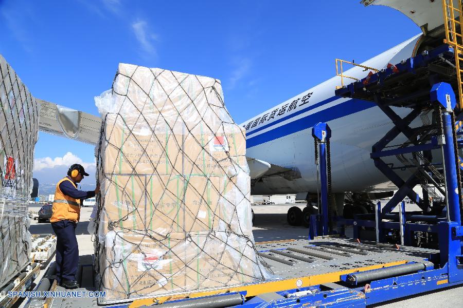 QUITO, 27 abr (Xinhua) -- Empleados descargan un avión procedente de China con ayuda humanitaria en el Aeropuerto Internacional Mariscal Sucre, en Quito, Ecuador, el 27 de abril de 2016. La primera parte de la ayuda humanitaria del gobierno chino, por un valor total de 60 millones de yuanes (9.2 millones de dólares estadounidenses), para los miles de damnificados ecuatorianos del terremoto del 16 de abril llegó al Aeropuerto Internacional Mariscal Sucre de Quito. El primero de los cinco aviones Boeing 747 que transportan la ayuda arribó la ma?ana del miércoles al aeropuerto de la capital ecuatoriana. Otros tres llegan por la tarde, y ma?ana jueves arribará la otra aeronave china. China está consternado por la tragedia que vive Ecuador, y a través de la entrega de ayuda humanitaria desea expresar su solidaridad con el Gobierno y el pueblo ecuatoriano, dijo el embajador de China en Ecuador, Wang Yulin, quien recibió la primera aeronave china junto con autoridades del Gobierno ecuatoriano. (Xinhua/Hao Yunfu) 