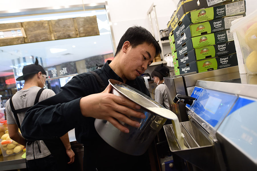 Cui Jianwei trabaja con empleados en una tienda de Taiyuan, en la provincia de Shanxi, el 26 de abril de 2016. [Foto/Xinhua]