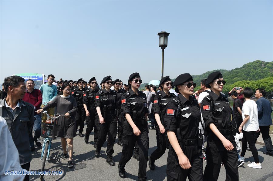 21 mujeres patrullan el Lago Oeste de Hangzhou