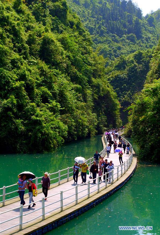 Construyen un larguísimo camino de madera sobre un río de Hubei 5