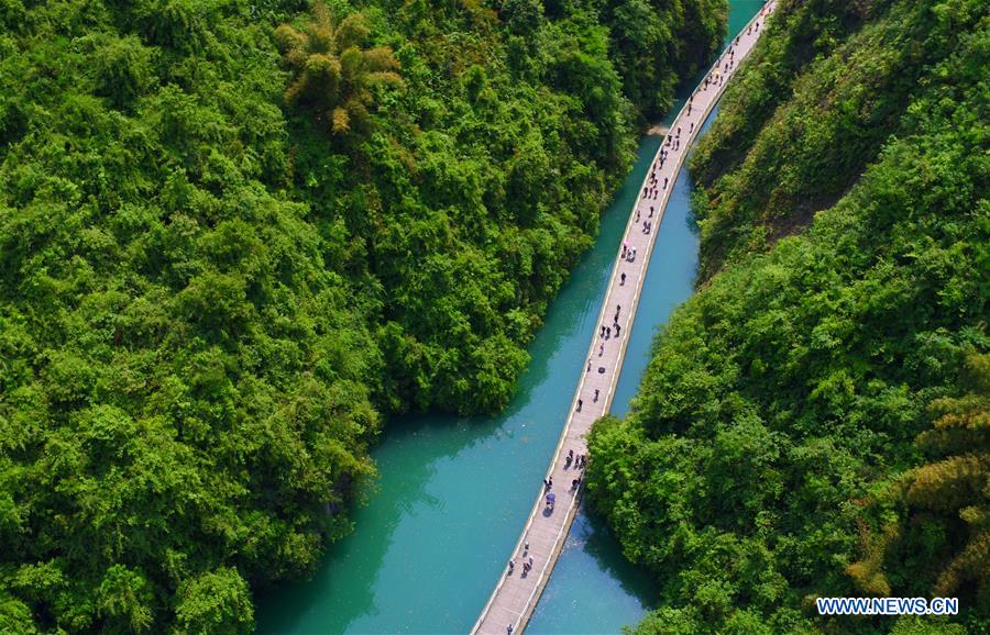 Construyen un larguísimo camino de madera sobre un río de Hubei