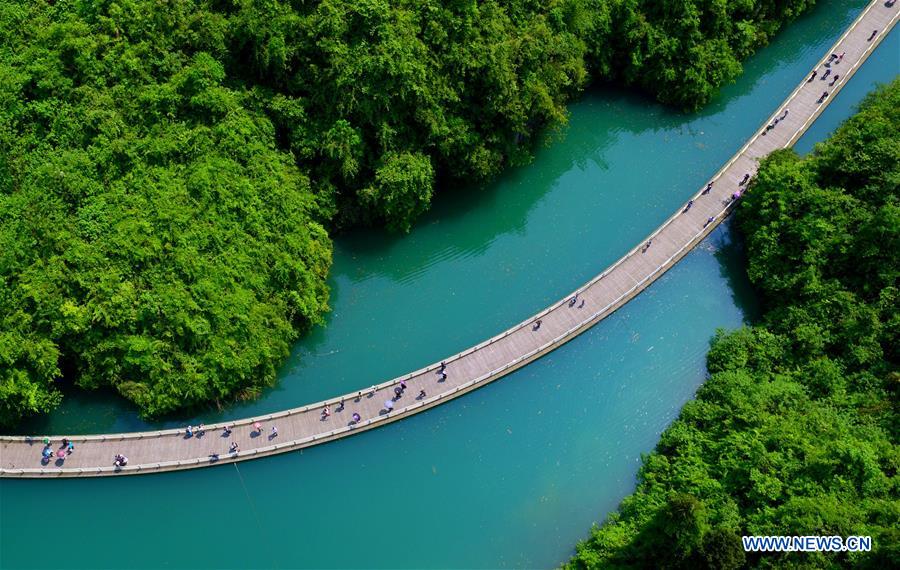 Construyen un larguísimo camino de madera sobre un río de Hubei 2