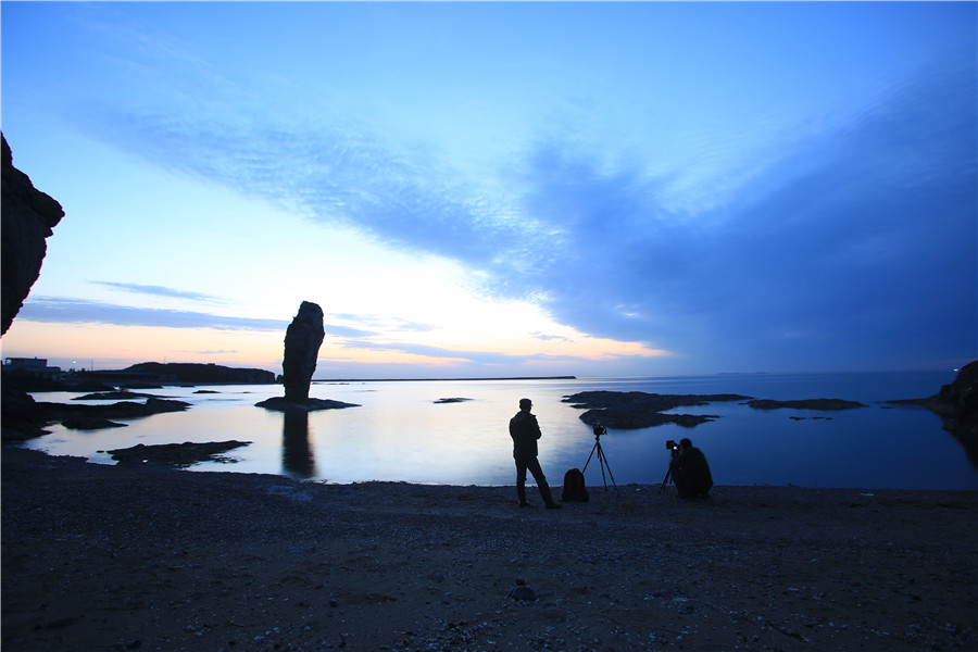 Increíbles imágenes de la playa fluorescente de Dalian