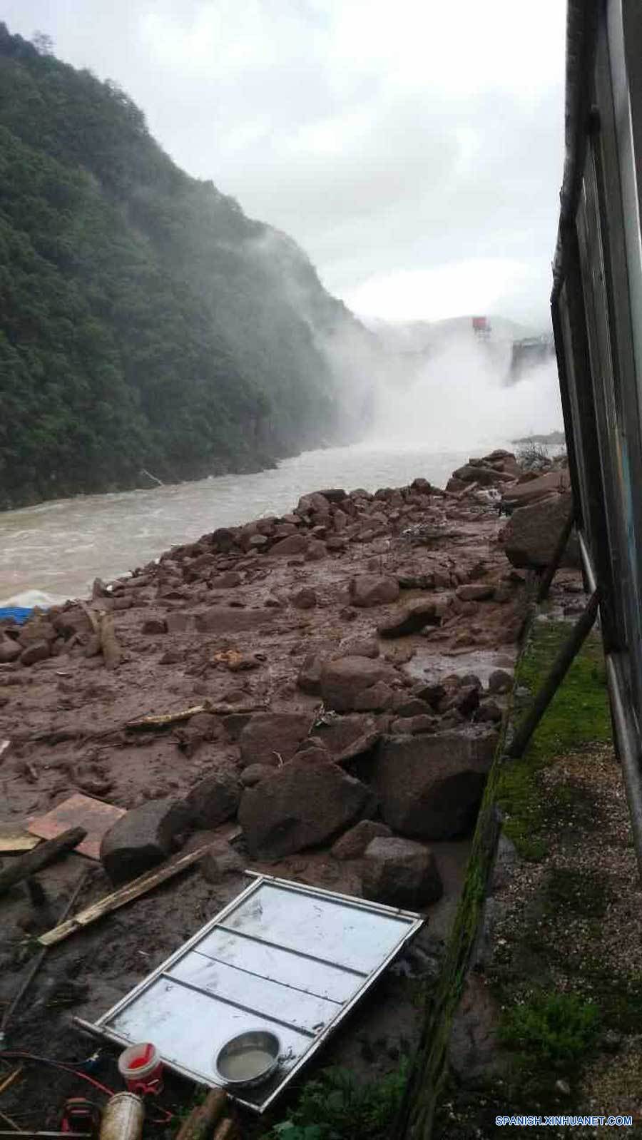 Imagen tomada con un teléfono celular del sitio de un deslave en el condado de Taining, de la ciudad de Sanming, en la provincia de Fujian, en el sureste de China, el 8 de mayo de 2016. Treinta y cinco personas desaparecieron después de que un deslave afectó un sitio de construcción en Taining el domingo por la ma?ana. (Xinhua/Qiu Canwang)